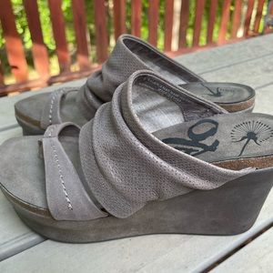New OTBT Tailgate wedge sandals in grey/brown